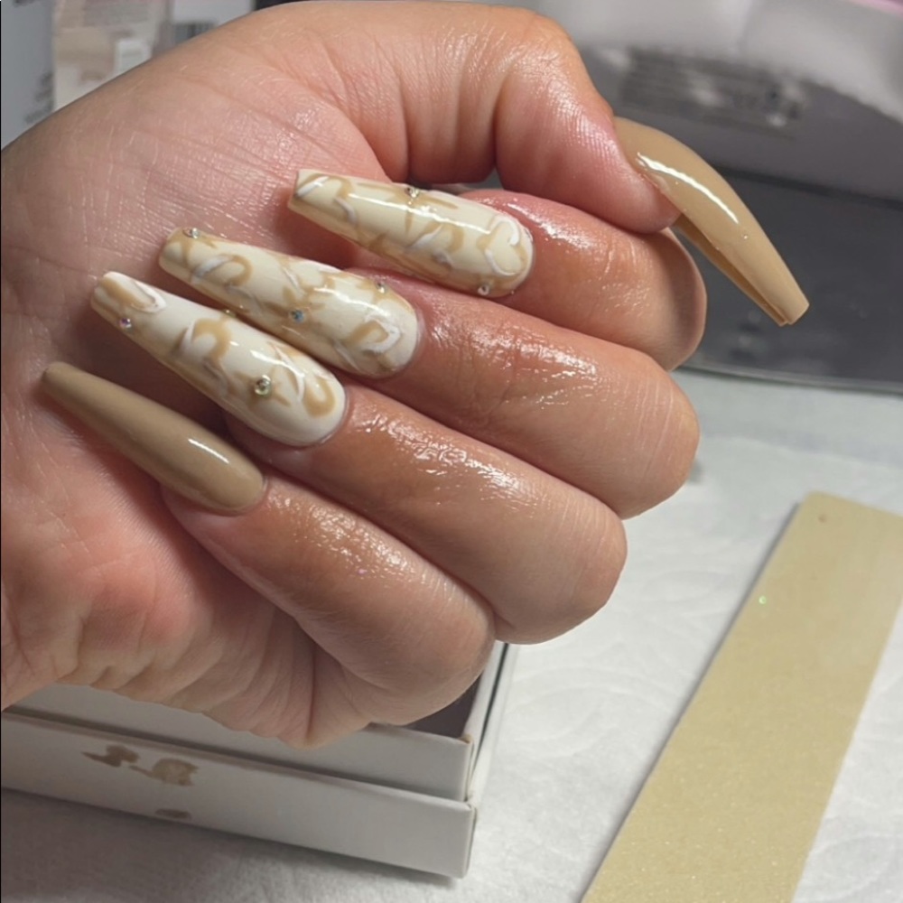 Press on nails